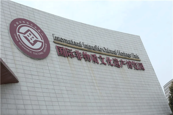 樓頂大型發光字制作安裝報價方案，可私咨詢哦